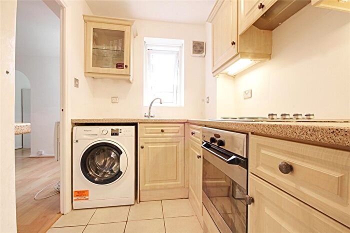 1 Bedroom Flat To Rent In Linwood Crescent, Enfield, EN1