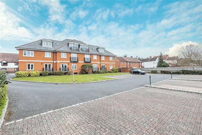 2 Bedroom Flat For Sale In Abbey Road, Chertsey, Surrey, KT16