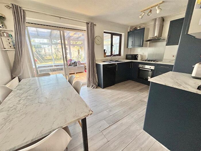 3 Bedroom End Of Terrace House For Sale In Sycamore Close, Creekmoor, BH17 - Photo 4