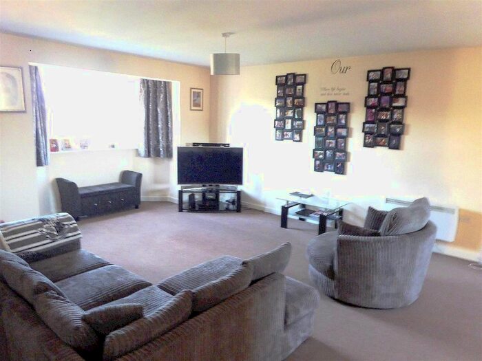 2 Bedroom Flat To Rent In Broadlands Gardens, Pudsey, LS28