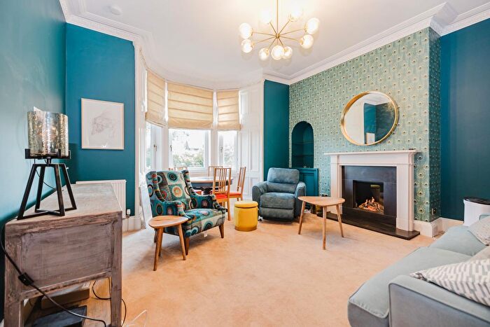 3 Bedroom Flat To Rent In Braid Road, Edinburgh, EH10