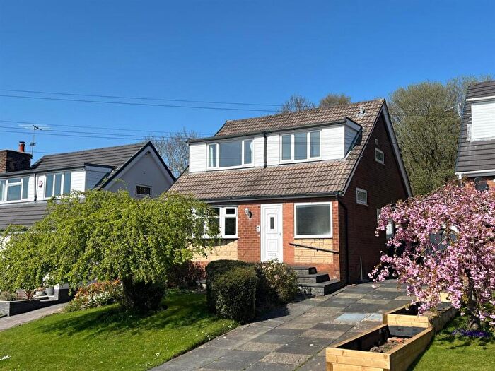 3 Bedroom Detached House For Sale In Bardsley Gate Avenue, Stalybridge, SK15