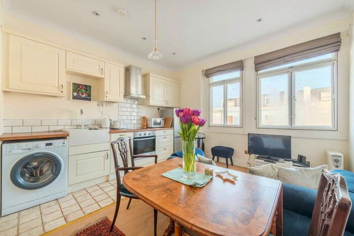 1 Bedroom Flat To Rent In Arundel Gardens, Notting Hill, London, W11