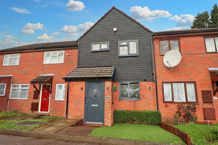 2 Bedroom Property For Sale In Fox Close, Elstree, Borehamwood, WD6