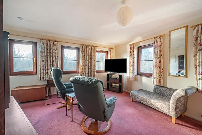 2 Bedroom Flat For Sale In Chesham, Buckingahamshire, HP5