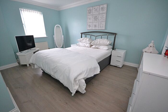 4 Bedroom Semi-Detached House For Sale In Thamesbrook, Hull, HU7