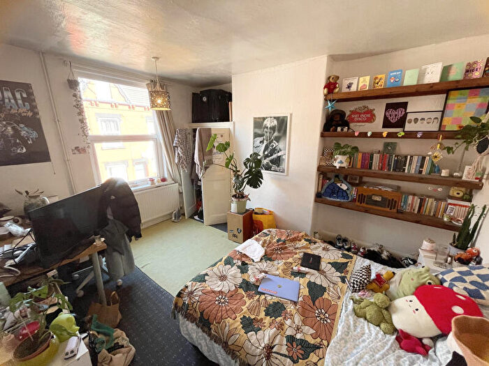 2 Bedroom Terraced House To Rent In William Street, Hyde Park, Leeds, LS6