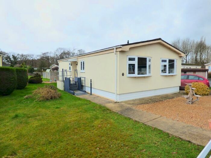 2 Bedroom Park Home For Sale In Compasses Mobile Home Park, Alfold, Cranleigh, GU6