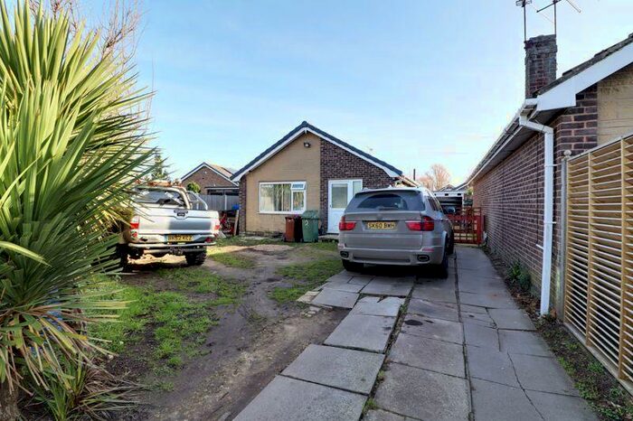 2 Bedroom Detached Bungalow For Sale In Park Lane, Westwoodside, DN9