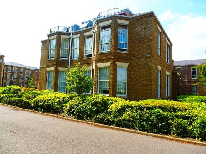 3 Bedroom Flat To Rent In Royal Drive, Friern Barnet, N11