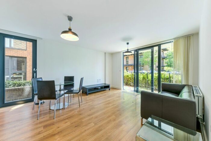 1 Bedroom Flat To Rent In Fairmont House, Maple Quay, Albatross Way, Canada Water, London, SE16