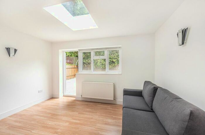 5 Bedroom Semi-Detached House To Rent In Broadhurst Close, London, NW6