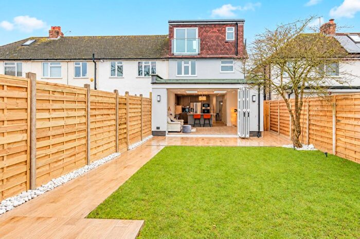 4 Bedroom End Of Terrace House For Sale In Ellington Road, Feltham, TW13