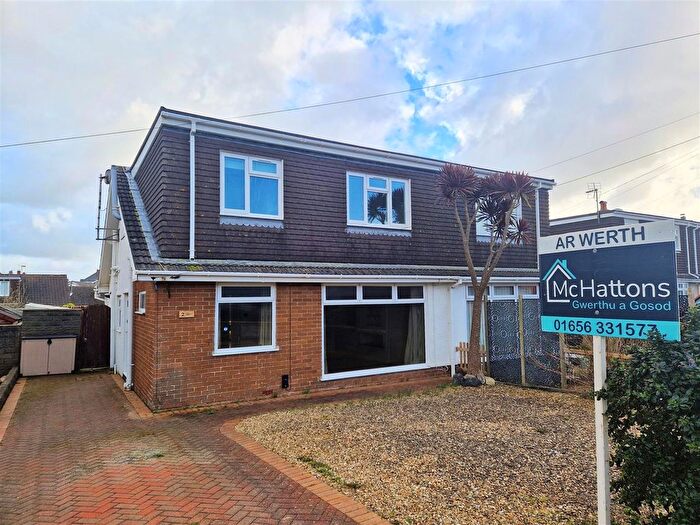 3 Bedroom Semi-Detached House For Sale In Hawkhurst Court, Porthcawl, CF36
