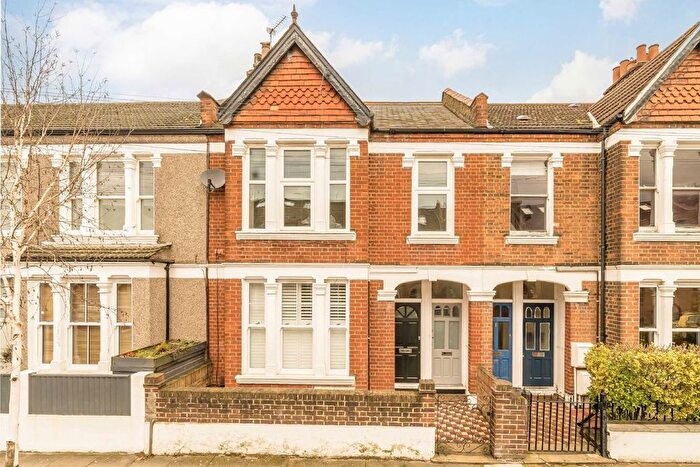 3 Bedroom Flat To Rent In Quinton Street, London, SW18