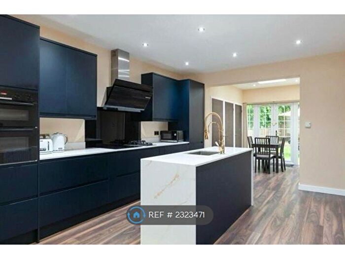 3 Bedroom Flat To Rent In Wentworth Park, London, N3