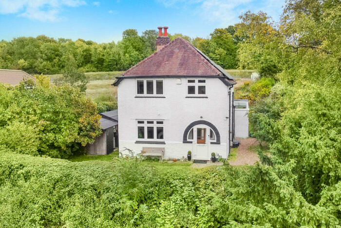 3 Bedroom Detached House To Rent In Brighton Road, Coulsdon, CR5