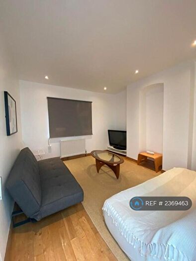 2 Bedroom Flat To Rent In Cavell Street, London, E1