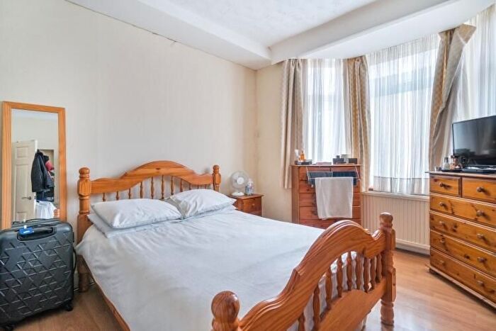 2 Bedroom Flat To Rent In Manor Road, London, SE25