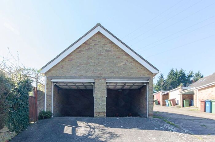 Garage / Parking To Rent In Wakehams Hill, Pinner, HA5