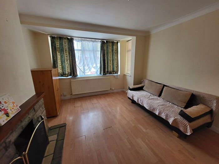 4 Bedroom Semi-detached House To Rent In Greenford Road, Greenford, UB6