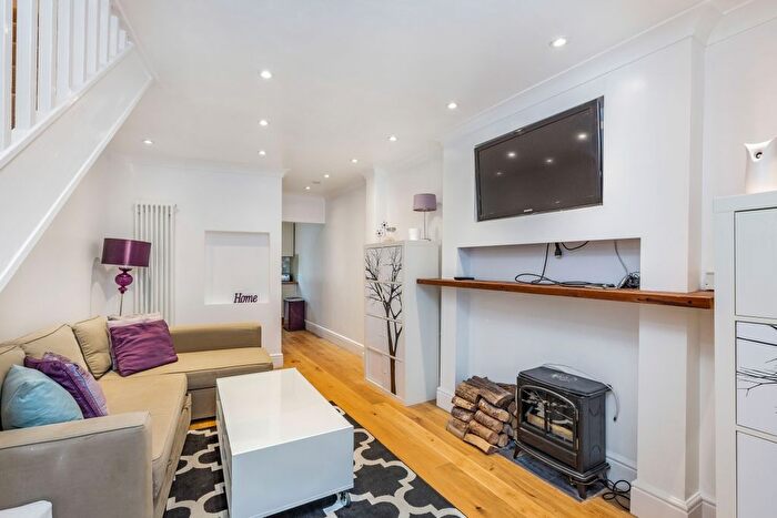 2 Bedroom Flat To Rent In Caxton Road, London, W12