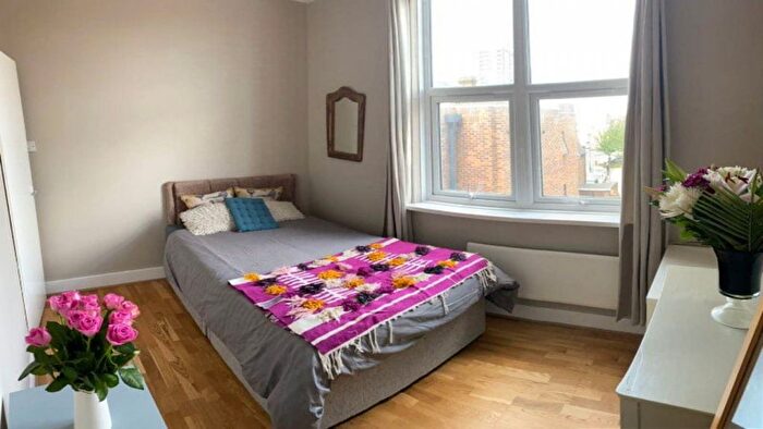 2 Bedroom Flat To Rent In East India Dock Road, London, E14