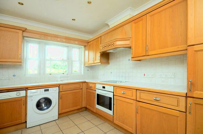 3 Bedroom Flat To Rent In Wyatt Drive, Castelnau, London, SW13