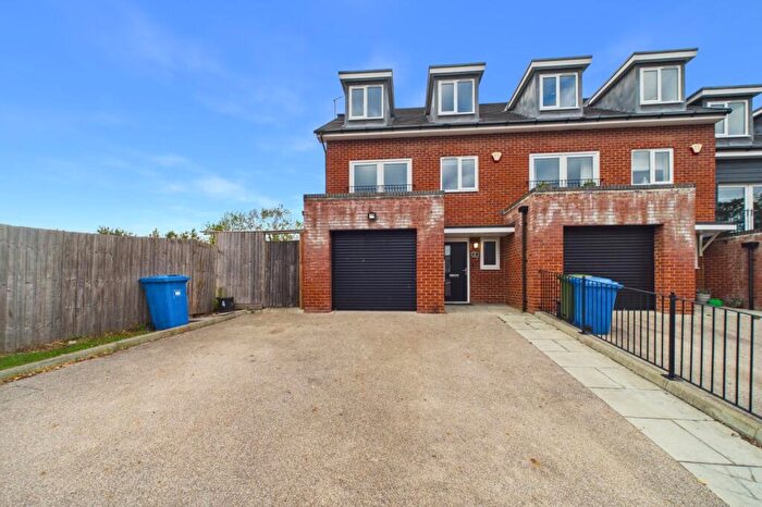4 Bedroom End Of Terrace House For Sale In Robins Gate, Bracknell, Berkshire, RG12