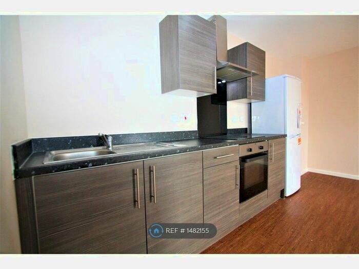 2 Bedroom Flat To Rent In Park Rise, Manchester, M16
