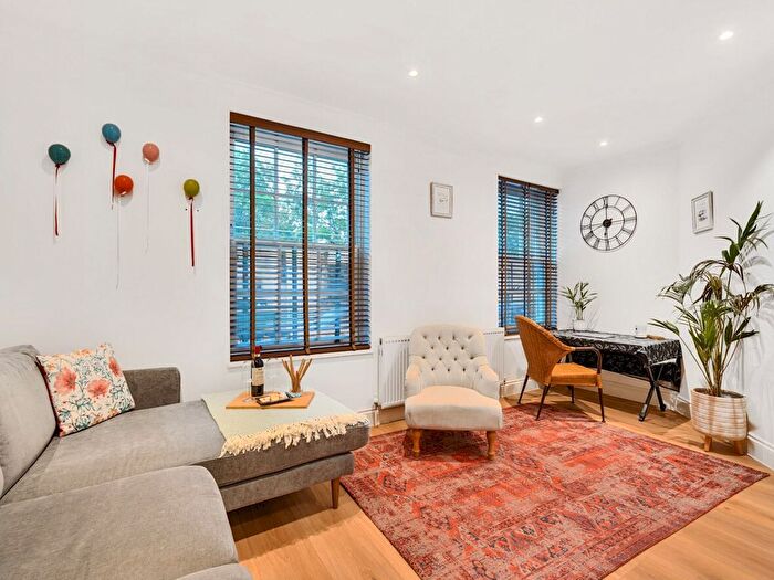 2 Bedroom Flat For Sale In Courtview House, East Molesey, KT8