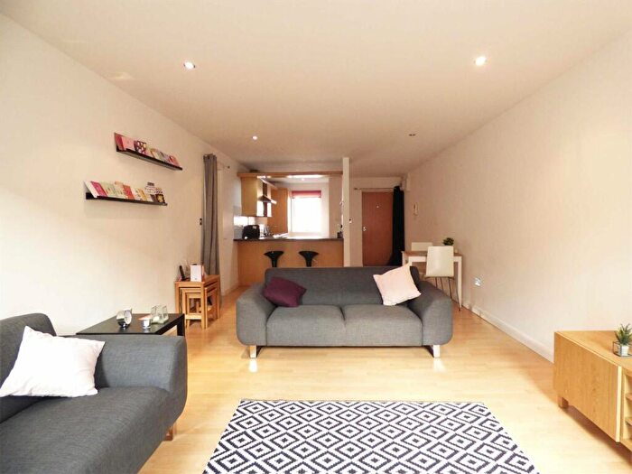 2 Bedroom Flat To Rent In Kingston Court, Kingston Square, Hull, HU2
