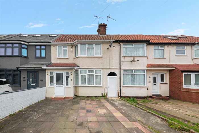 3 Bedroom Terraced House For Sale In Carlyon Road, Hayes, UB4