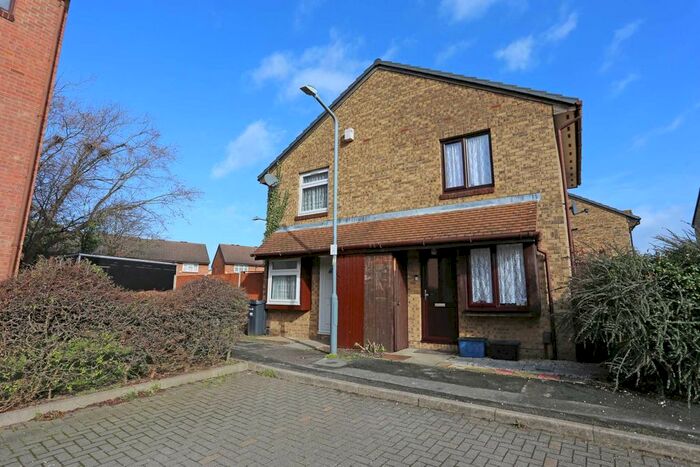 1 Bedroom Semi-Detached House To Rent In Pedley Road, Dagenham, RM8