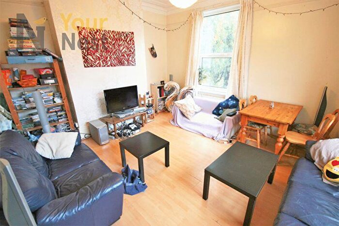 5 Bedroom End Of Terrace House To Rent In Knowle Road, Burley, LS4