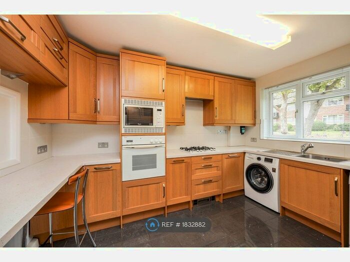 3 Bedroom Maisonette To Rent In Bromet Close, Watford, WD17