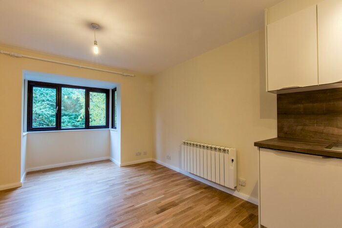 1 Bedroom Flat To Rent In Bushey Grove Road, Bushey, WD23