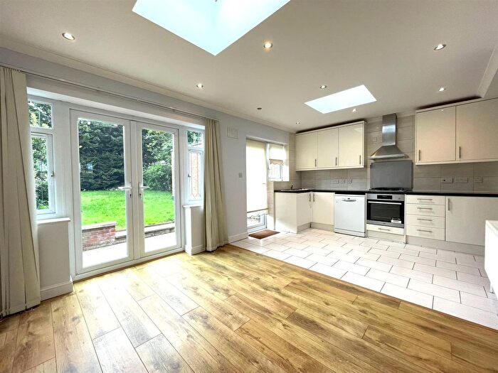 3 Bedroom Property To Rent In Cissbury Ring South, London, N12