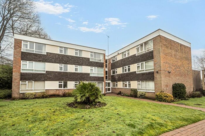 2 Bedroom Flat For Sale In Albany Gardens, Hampton Lane, Solihull, West Midlands, B91