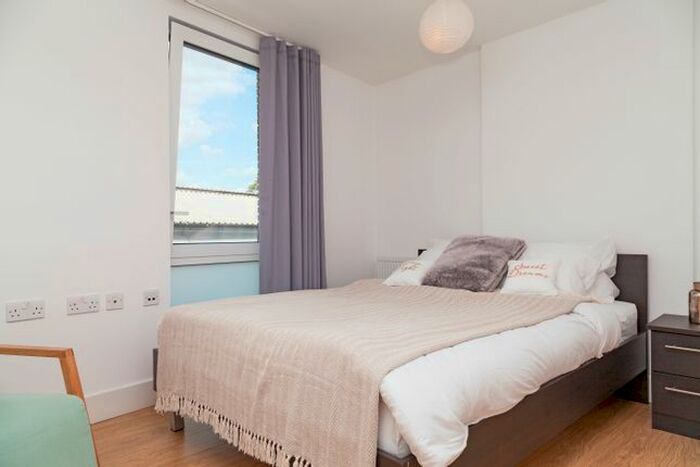 2 Bedroom Flat To Rent In Station Approach, Epsom, KT19