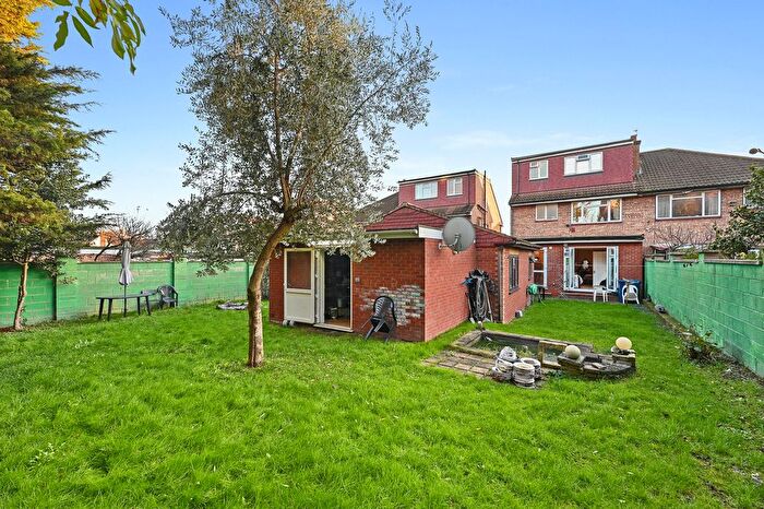 4 Bedroom Semi-Detached House For Sale In Bowes Road, London, W3