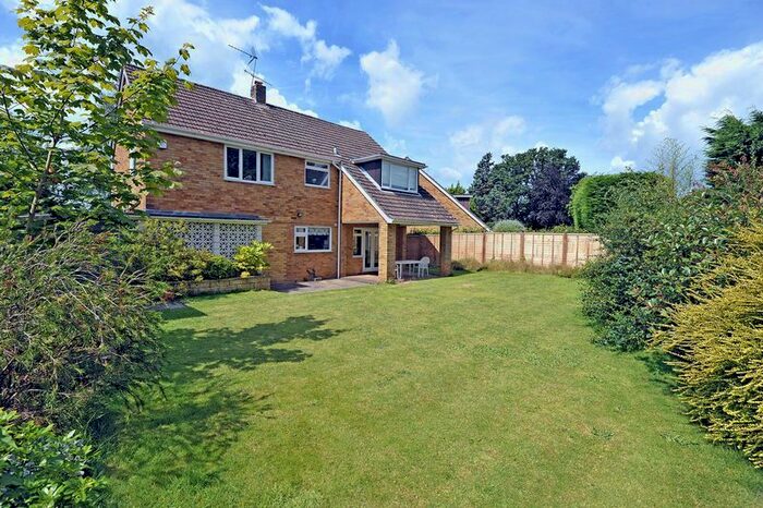 4 Bedroom Detached House To Rent In Maple Hatch Close, Godalming, GU7