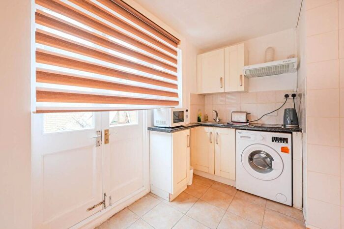 1 Bedroom Flat To Rent In Edmeston Close, Hackney, London, E9