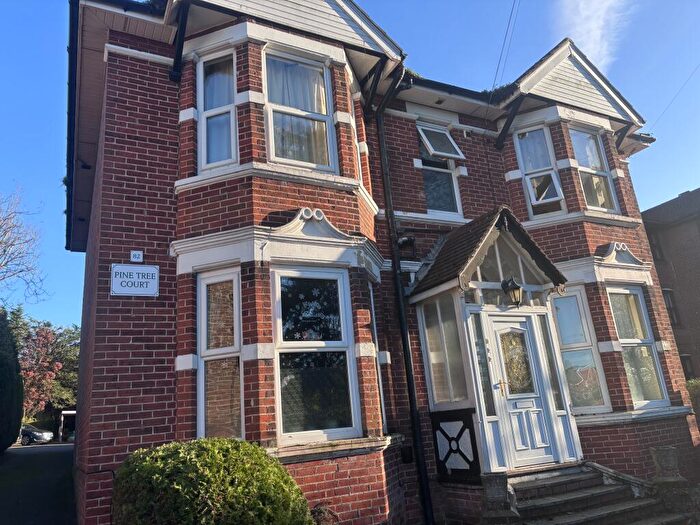 2 Bedroom Flat To Rent In Whitworth Crescent, Southampton, SO18