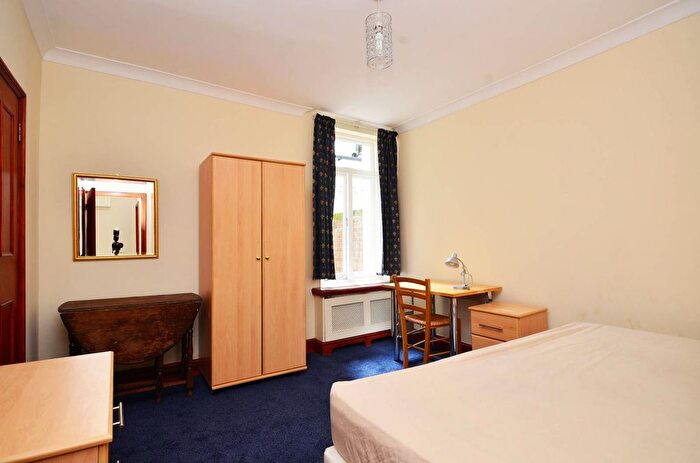 2 Bedroom Flat To Rent In Penywern Road, Earls Court, London, SW5