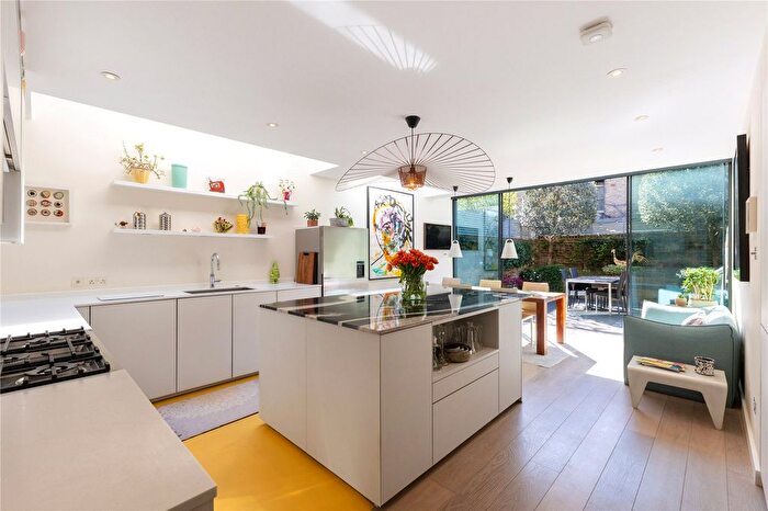 3 Bedroom Flat For Sale In Acfold Road, Fulham, London, SW6