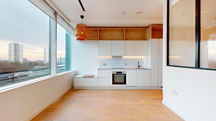 1 Bedroom Flat To Rent In Great West Road, Brentford, TW8