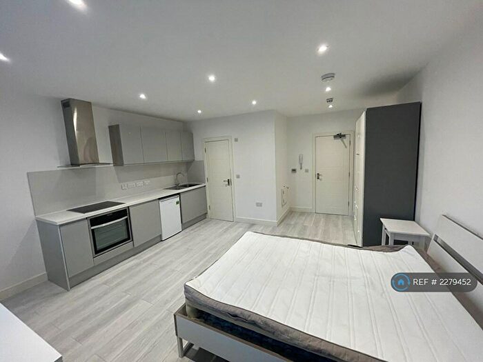 Studio To Rent In Wycombe Gardens, London, NW11