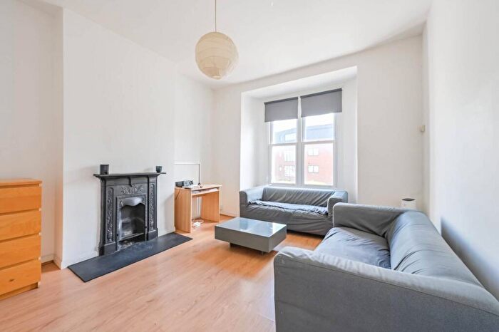 2 Bedroom Flat To Rent In Maidstone Road, , Bounds Green, London, N11
