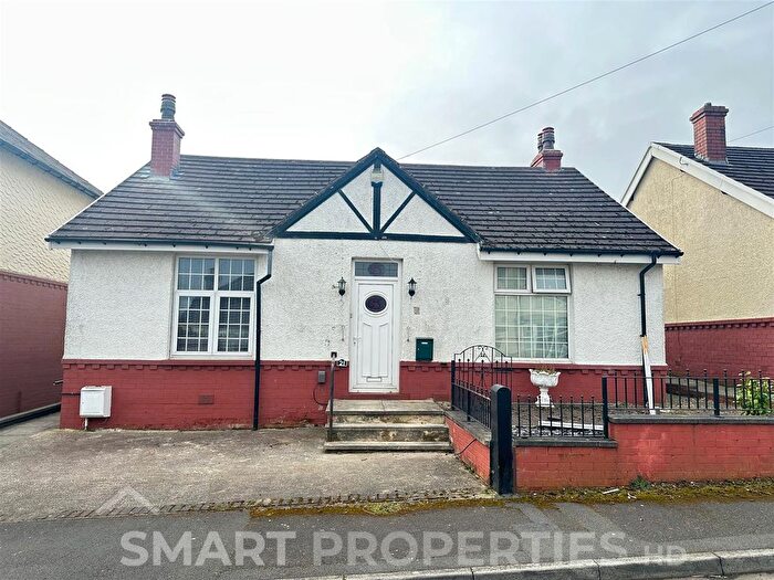 2 Bedroom Detached Bungalow To Rent In Tom Lane, Crosland Moor, Huddersfield, HD4